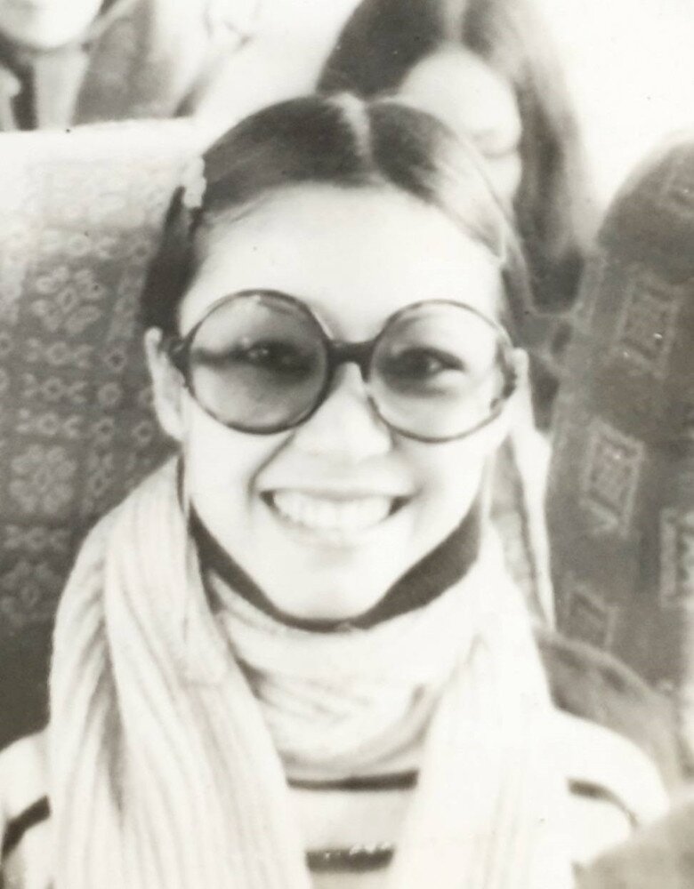 Những bức ảnh thời trẻ của NSND Vương Linh được chồng chia sẻ.