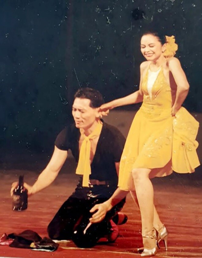 2 vợ chồng cùng là NSND - Đặng Hùng và Linh Nga có chuyện tình lãng mạn.