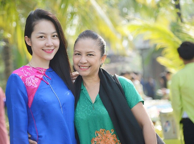 Mẹ ruột NSND của Linh Nga: Giai nhân nức tiếng về già vẫn đẹp rạng rỡ, sống hạnh phúc bên chồng phong độ - 1