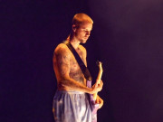Sao quốc tế - Justin Bieber chỉ mặc quần đùi diễn ở Grammy 2026