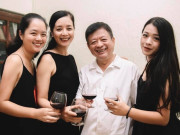 Phim - Nữ NSƯT hay "bắt nạt" chồng ngày 8/3: Ông xã Chủ tịch vẫn chịu vào bếp, sinh 2 con gái "hưởng" trọn nét của mẹ