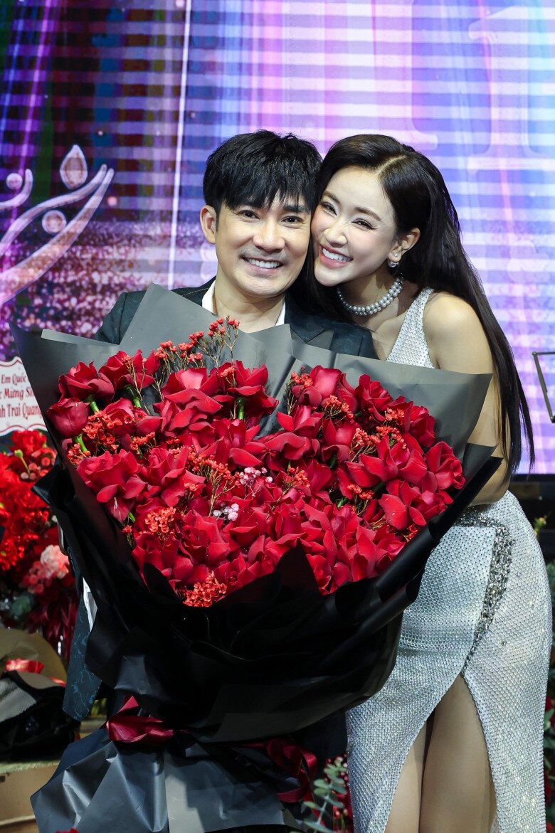 Quang Hà đón tuổi 45 vẫn trẻ trung, phong độ.