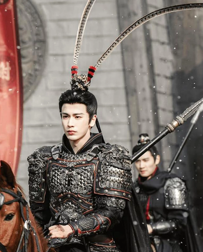 Có tin đồn cho rằng chính Trương Lăng Hách là người yêu cầu thêm phụ kiện lông chim trĩ.