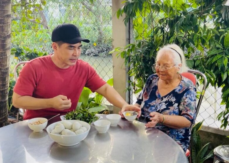 Nam diễn viên Việt 53 tuổi vẫn độc thân, cơ bắp cuồn cuộn: Mẹ gần 90 hứa để lại hết tài sản cho amp;#34;trai útamp;#34; - 1