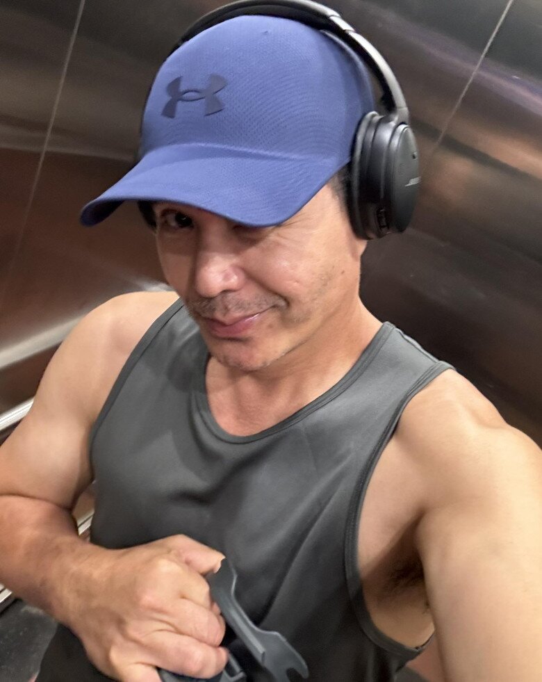 Nam diễn viên cơ bắp cuồn cuộn, chăm tập gym.