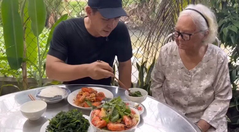 Trung Dũng thường xuyên về quê nấu ăn cho người mẹ gần 90 tuổi.