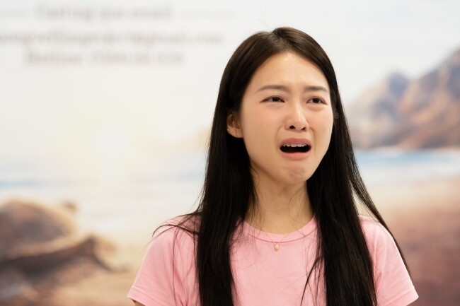 Khả Ngân bật khóc khi được đàn anh Quyền Linh thị phạm diễn xuất.