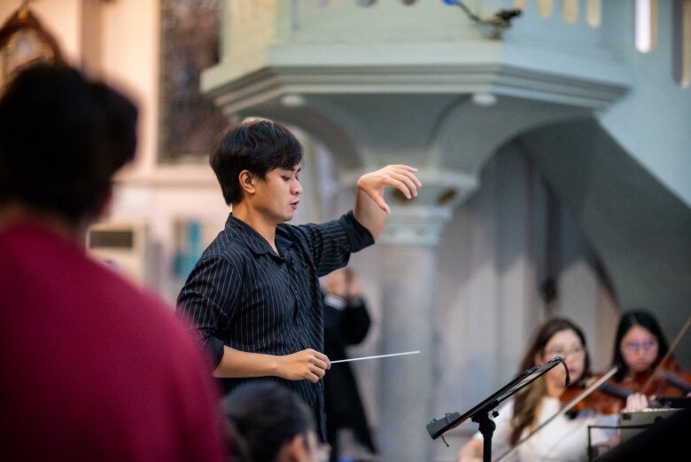 Nhạc trưởng trẻ Dustin Tiêu, từng là du học sinh ở Hàn và Mỹ.