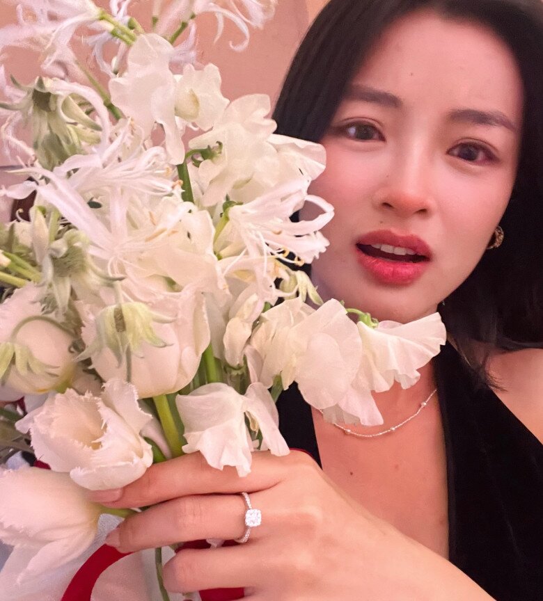 Lan Thy xúc động nhận lời cầu hôn của bạn trai nhạc trưởng.