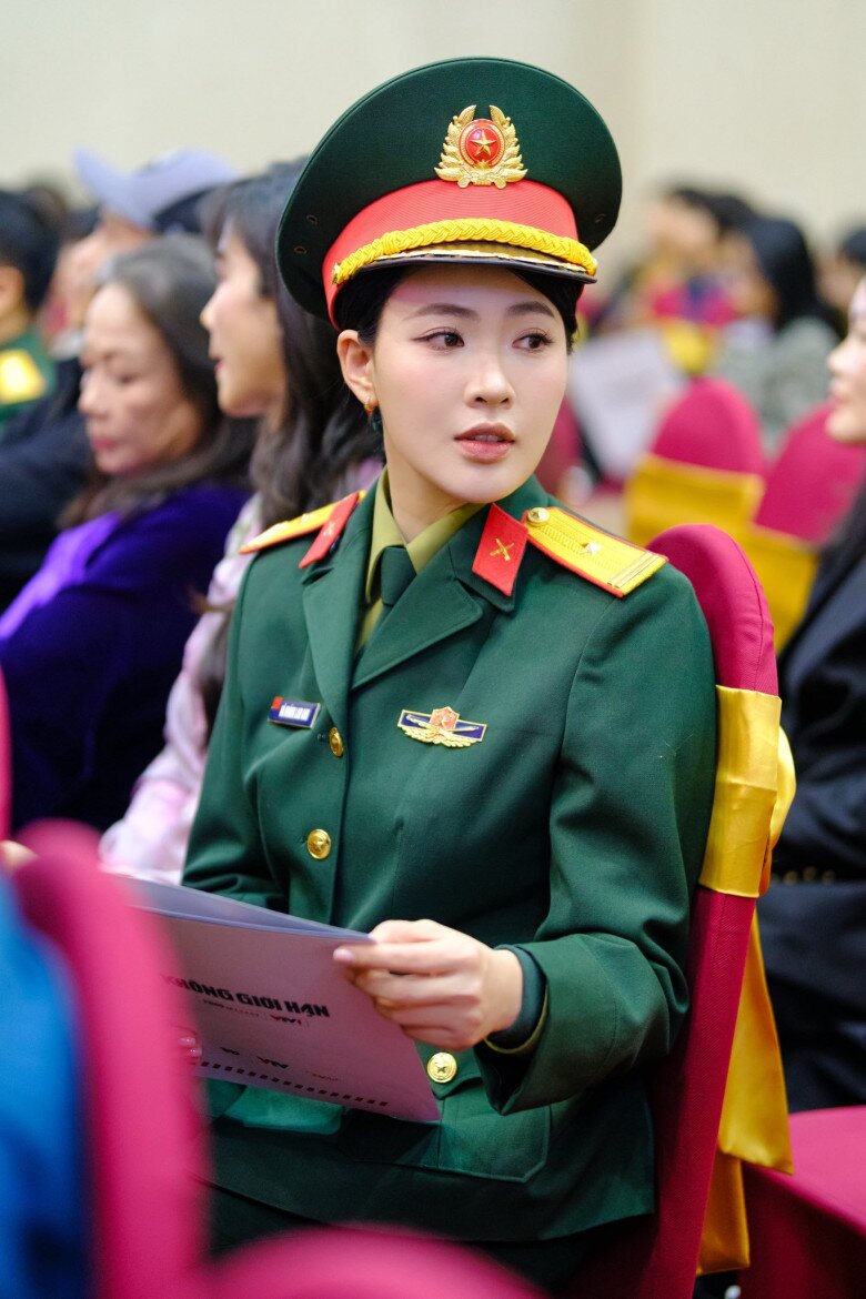 Minh Trang rũ bỏ hình ảnh “nàng thơ”, hóa thân nữ quân nhân.