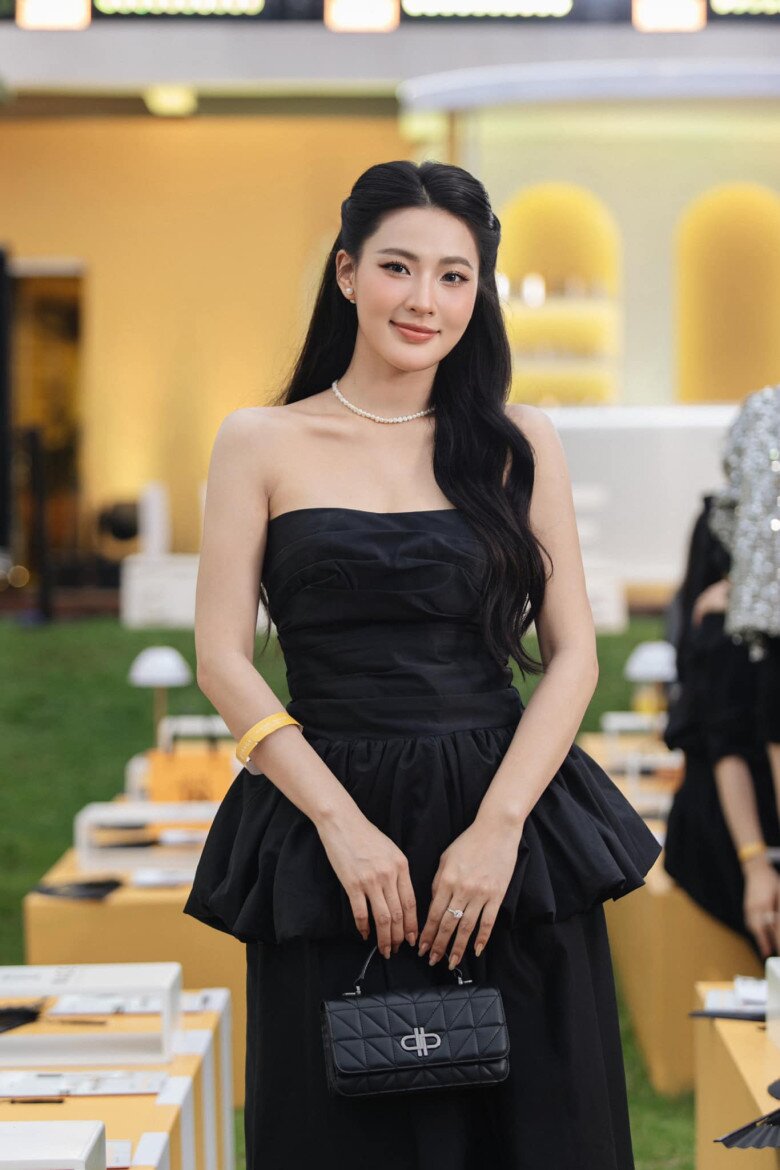 Cô sở hữu gương mặt chuẩn nàng thơ điện ảnh với đôi mắt to tròn, nụ cười rạng rỡ, vừa thanh thuần trong sáng hệt Lưu Diệc Phi. 