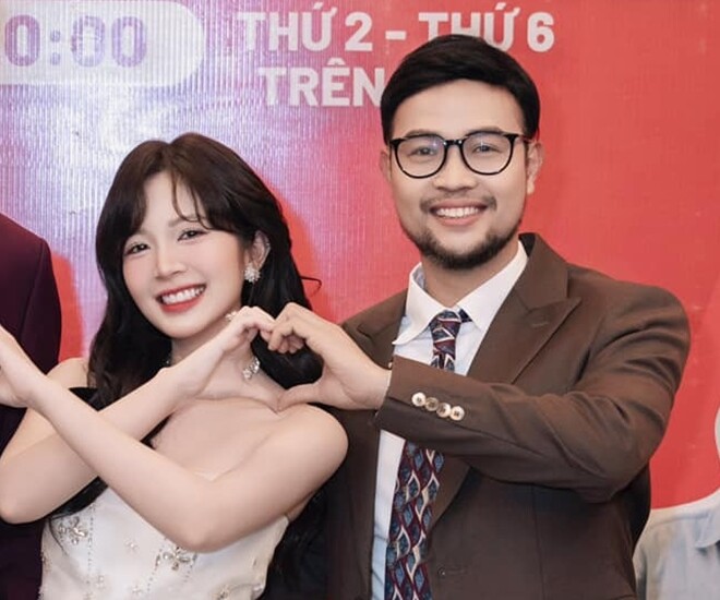 NSƯT Thái Sơn và Ngọc Huyền đóng vai bố con trong phim Cha Tôi Người Ở Lại. 