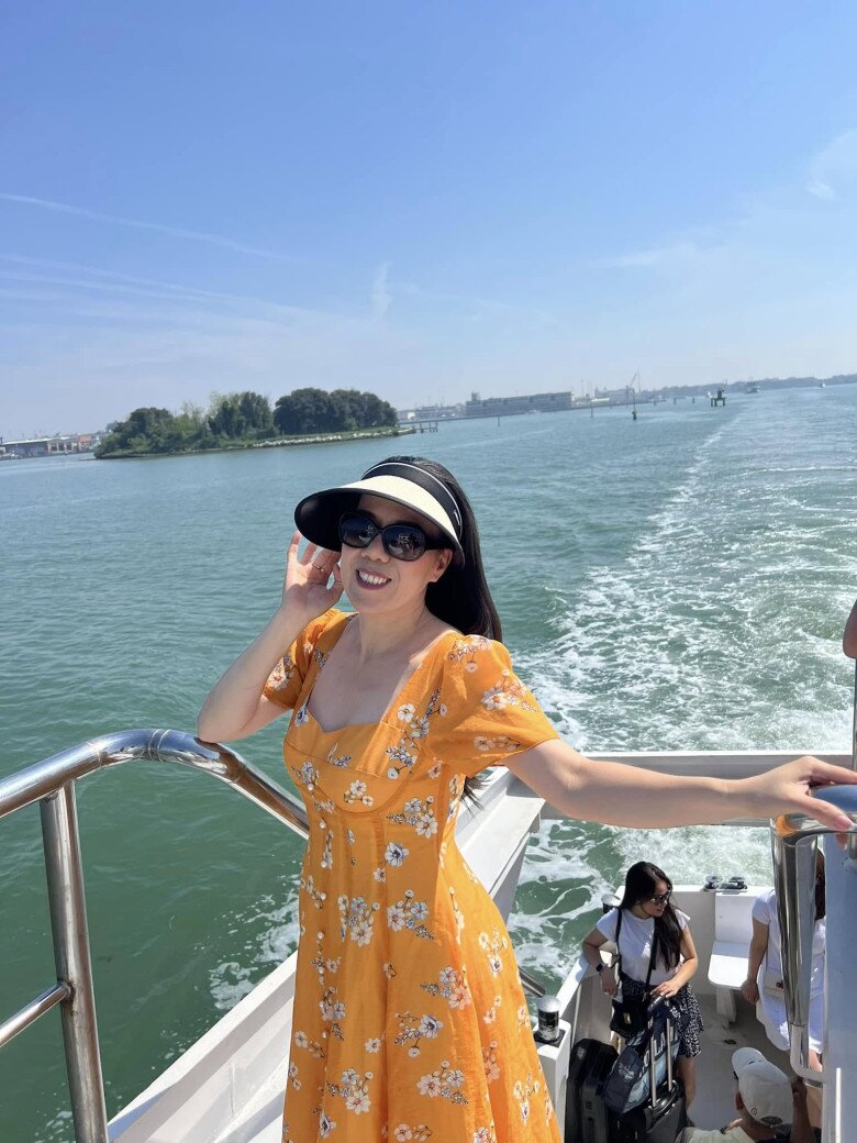 Cô chia sẻ rằng ông xã còn kín tiếng hơn mình.
