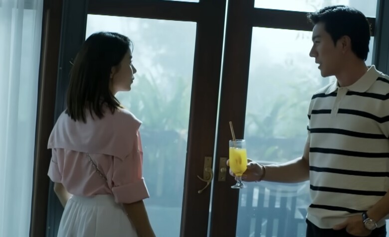 Khi đưa Dương vào phòng nghỉ, Khải đã lén pha thuốc mê vào cốc nước cam.