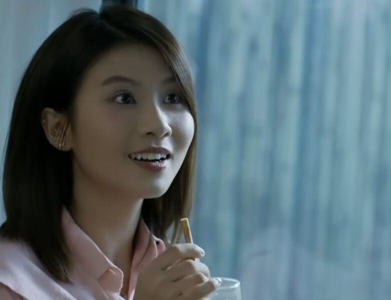 Dương vô tư uống hết cốc nước.