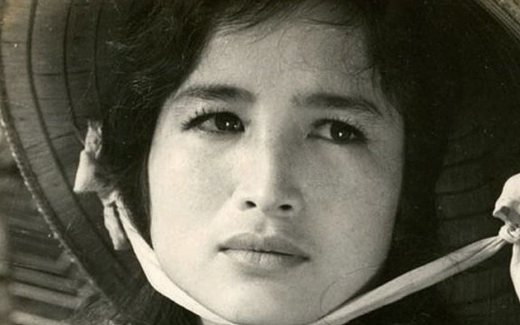 Bà được ca tụng là nữ nghệ sĩ có đôi mắt đẹp nhất Việt Nam - một đôi mắt sâu thẳm, đen láy và có khả năng kể chuyện vượt xa mọi lời thoại.