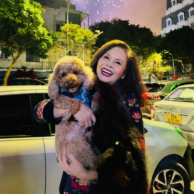 Nụ cười tươi rói vẫn luôn nở trên môi bà.