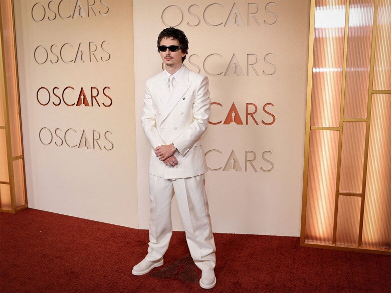 Timothée Chalamet bước trên thảm đỏ một mình, sau đó bạn gái Kylie Jenner đã cùng anh vào bên trong khán phòng buổi lễ.