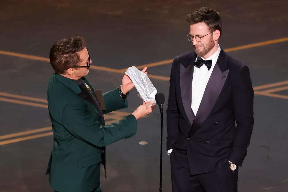 Món quà đặc biệt từ Robert Downey Jr. cho Chris Evans.