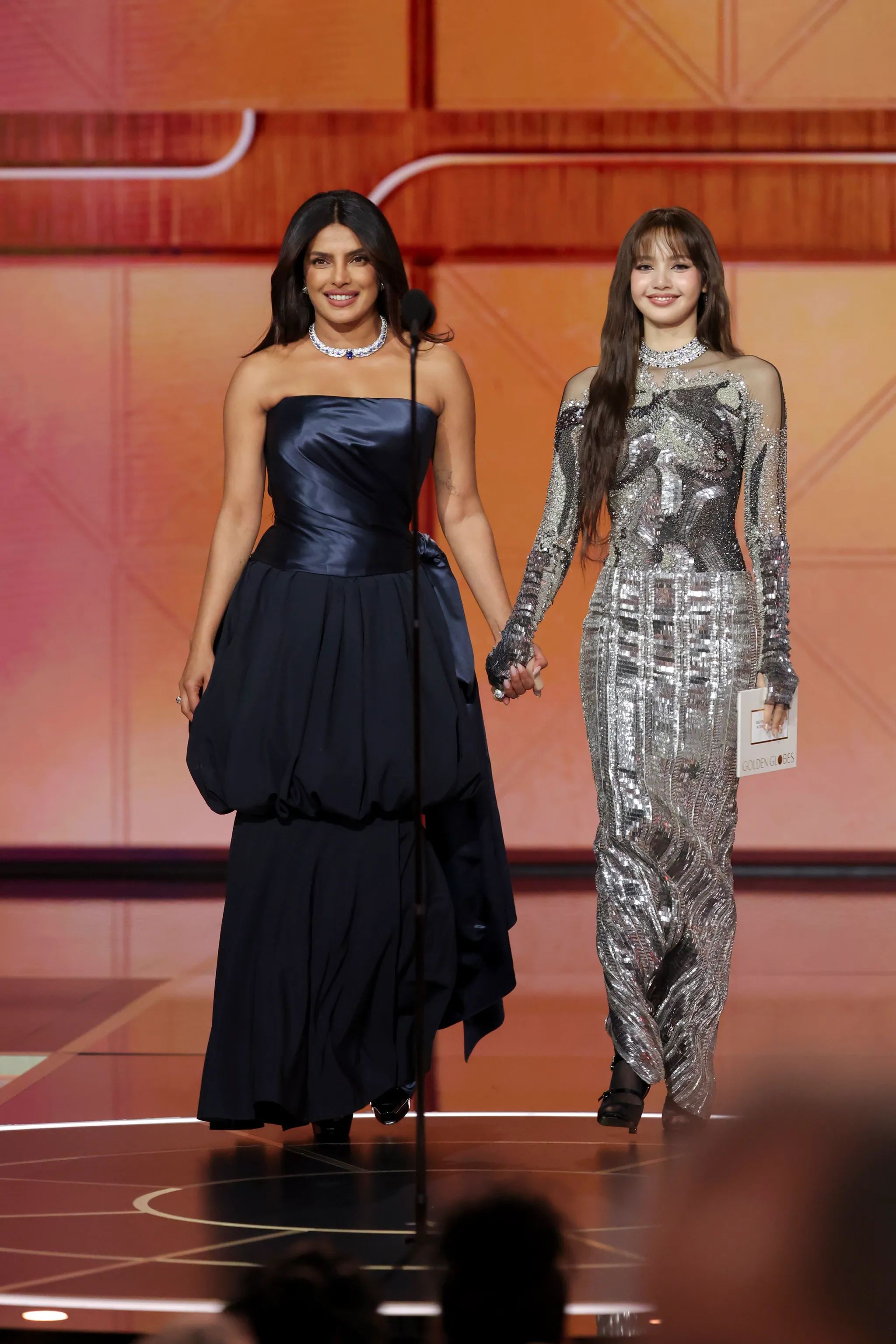 Quả Cầu Vàng 2026: Lisa (Blackpink) mặc amp;#34;nửa kín nửa hởamp;#34;, Leonardo DiCaprio bị amp;#34;réoamp;#34; chuyện ôm cúp trước khi bạn gái 30 tuổi - 2