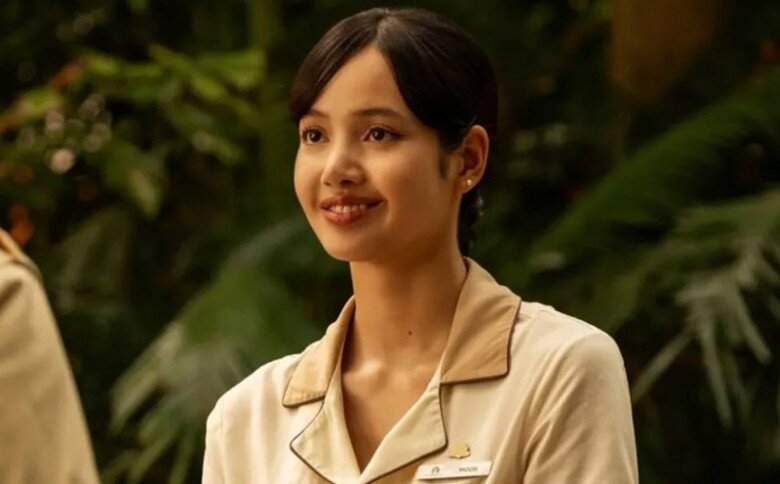 Tạo hình của nữ ca sĩ Blackpink trong The White Lotus. 