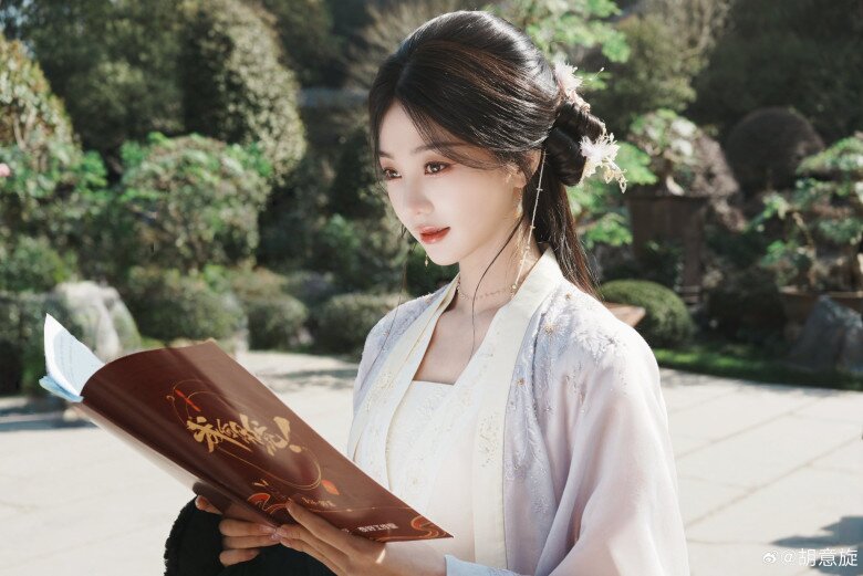 Kiểu tóc gọn chải gọn, lớp makeup trong trẻo khiến nhân vật mang lại cảm giác thanh khiết.