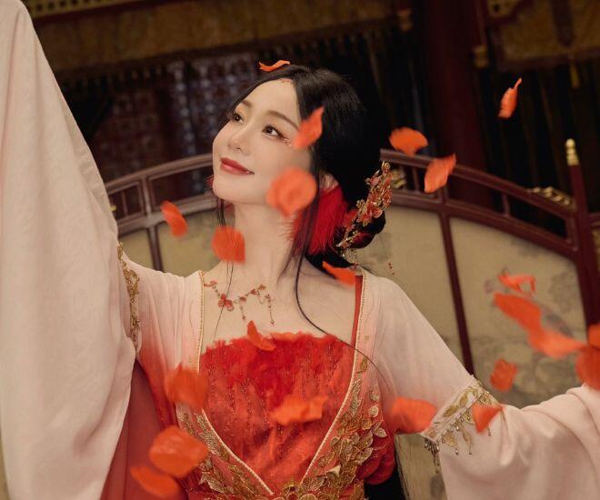Tạo hình của Hồ Ý Hoàn trong vai Tạ Vĩnh Nhi đã giúp nữ diễn viên thăng hạng nhan sắc.