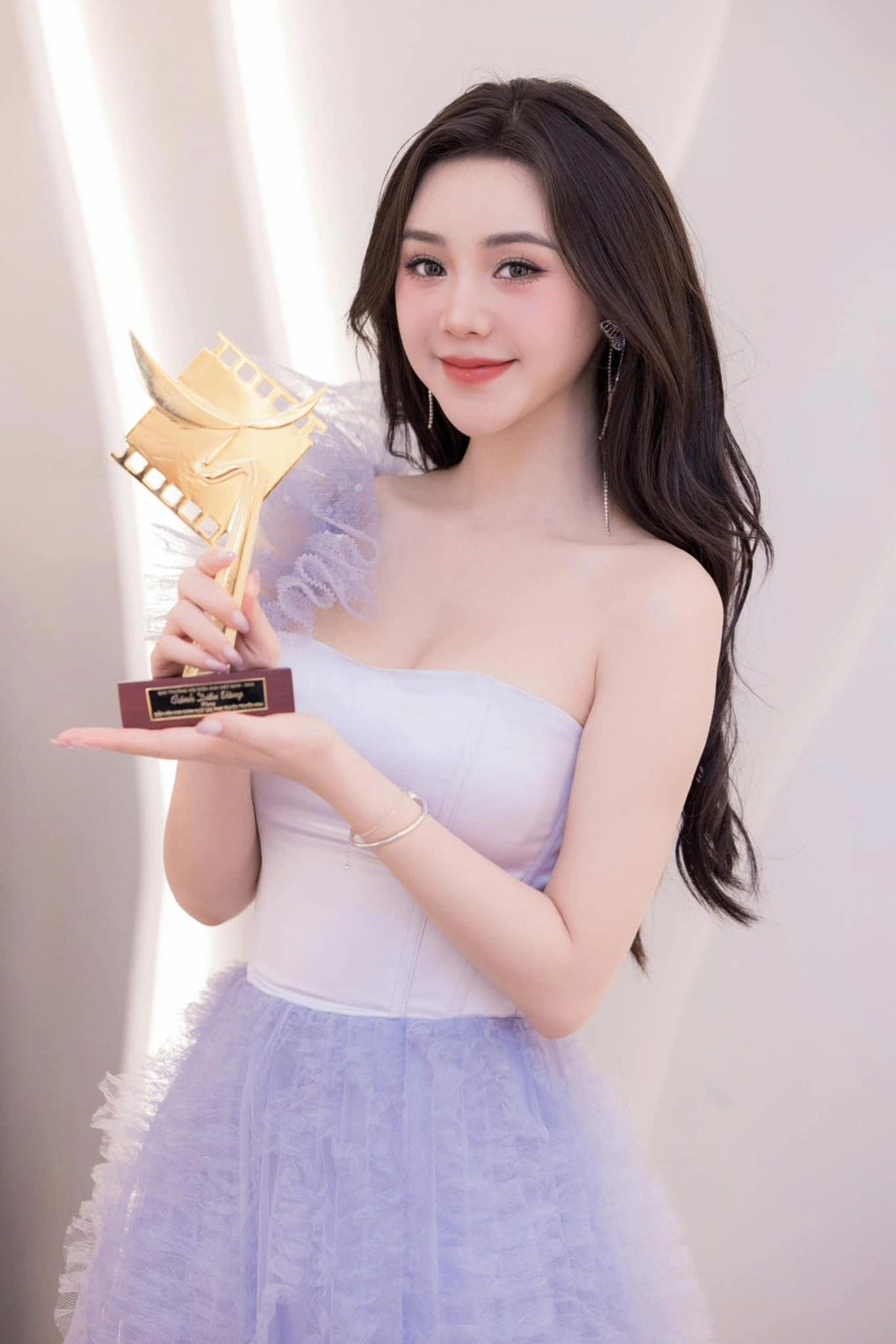 Quỳnh Kool thắng giải Nữ diễn viên xuất sắc phim truyện truyền hình tại Cánh Diều Vàng 2023.