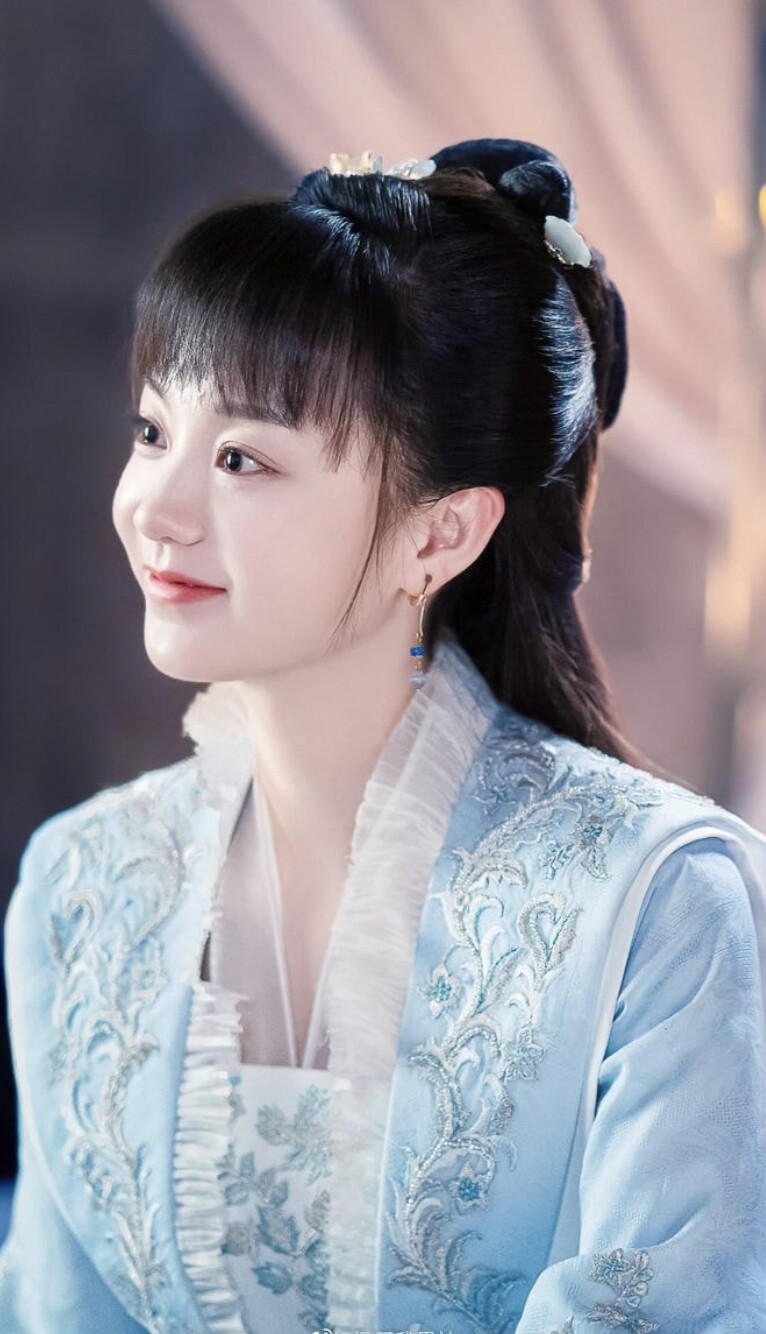 Khi mới đóng phim, Hồ Ý Hoàn chưa được lên sóng truyền hình ngay mà chỉ tham gia các tác phẩm chiếu mạng.