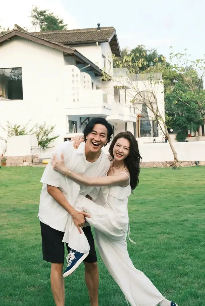 Hà Nhuận Đông ngồi không cũng hút 1 triệu người theo dõi mới.