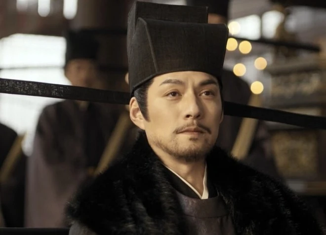 Nghiêm Khoan xuất hiện khiến dàn diễn viên lu mờ.