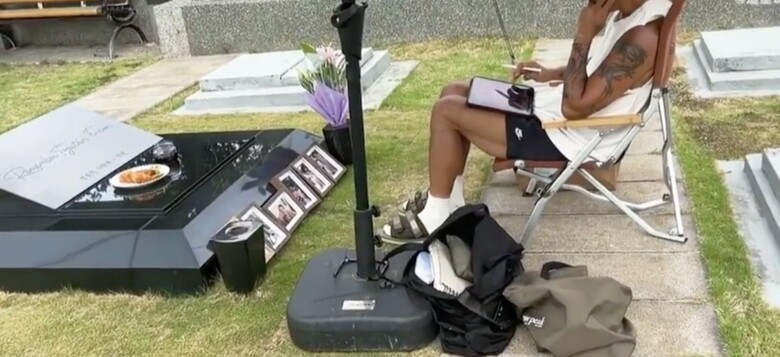 Kể từ khi vợ qua đời, DJ Koo ngày ngày túc trực bên mộ cô.