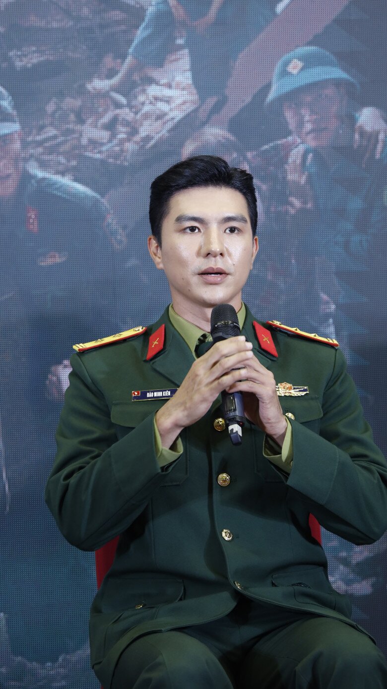 Trong quá trình chuẩn bị cho Không Giới Hạn, Steven Nguyễn đã bay ra Hà Nội vài lần để thử vai.