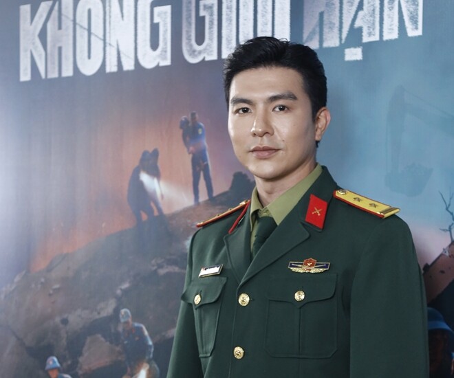 Steven Nguyễn thu hút ánh nhìn khi xuất hiện tại họp báo ra mắt phim chiều 12/1.