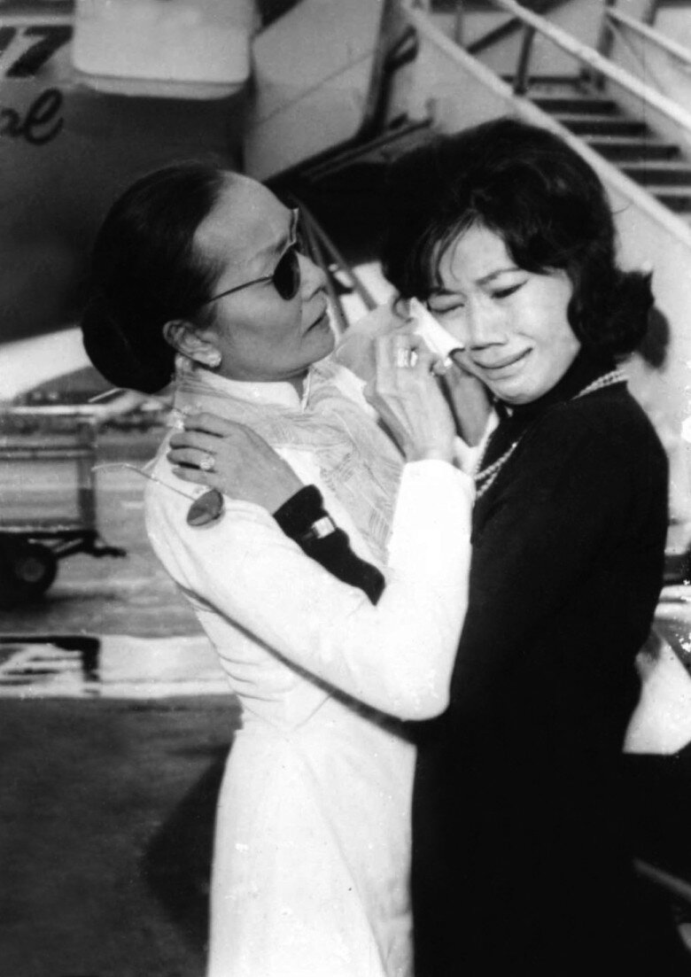 NSND Bảy Nam khi tiễn NSND Kim Cương sang Pháp vào thập niên 60.