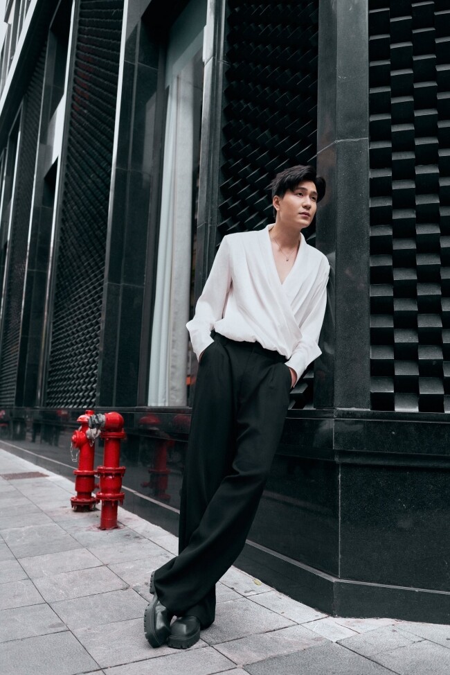 Thân hình chuẩn giúp Lê Hải tự tin thử nhiều phong cách thời trang khác nhau.