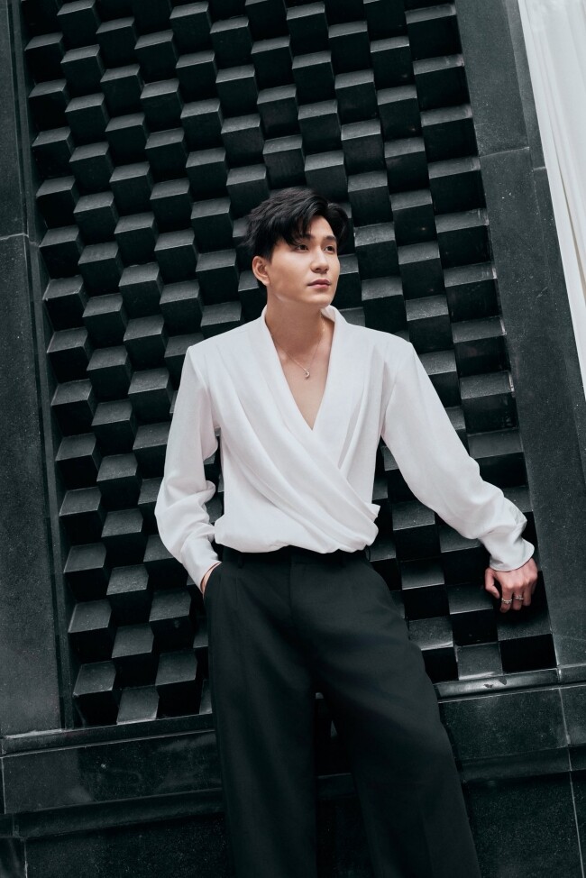 Trai đẹp sinh năm 1994 tích cực hoạt động ở cả vai trò người mẫu và diễn viên. 