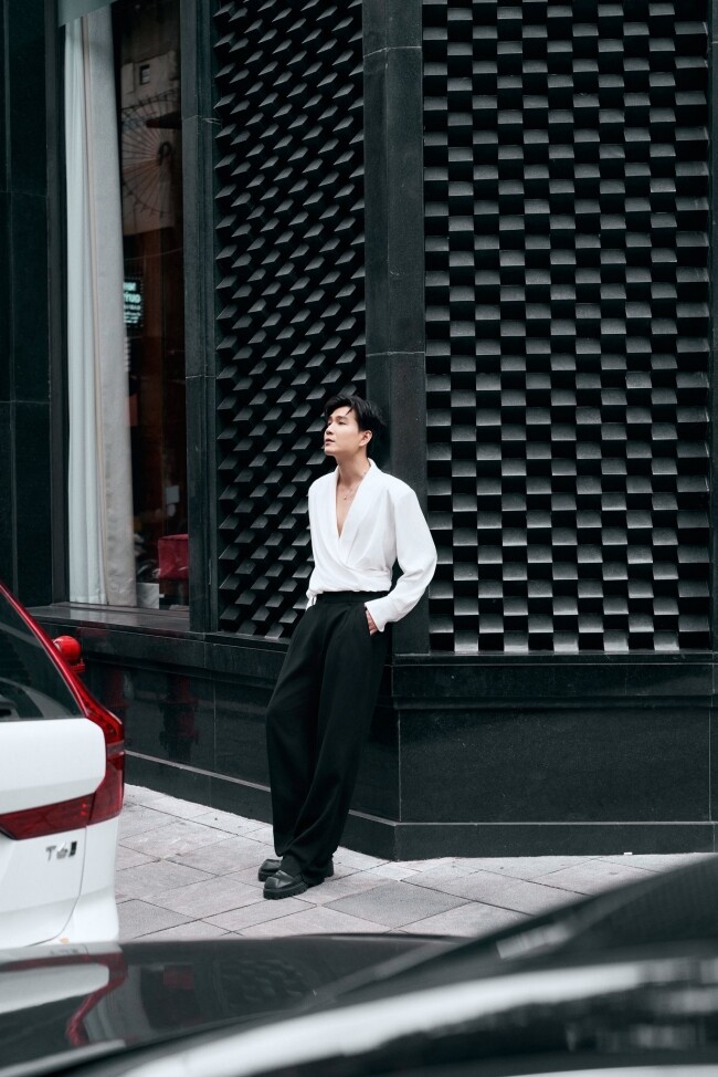 Anh từng trải qua biến cố nghiêm trọng khi bị liệt hai chân do mắc hội chứng Guillain-Barré và phải ra nước ngoài điều trị. 