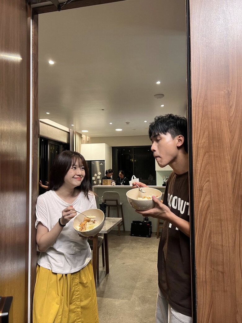 Võ Điền Gia Huy và Tam Triều Dâng có phản ứng hóa học tốt cả trong hậu trường nên vướng tin đồn phim giả tình thật.