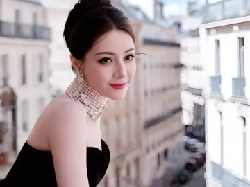 Địch Lệ Nhiệt Ba bị mắc kẹt ở Dubai