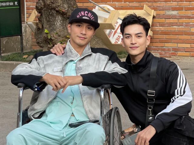 Người mẫu Lý Công Chiều lần đầu xuất hiện với xe lăn, gầy guộc, xanh xao sau vụ lật xe thương tâm ở Lào Cai