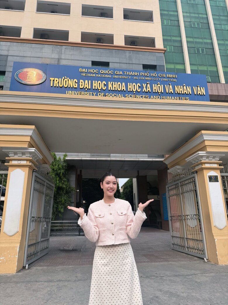 Thúy Vân học Thạc sĩ chuyên ngành Văn hóa học ở tuổi ngoài 30.