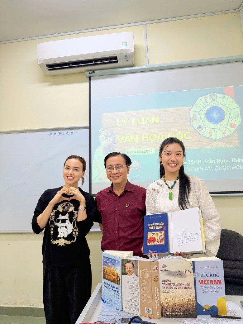 Thúy Vân và Đinh Ngọc Diệp học cùng lớp với nhau.