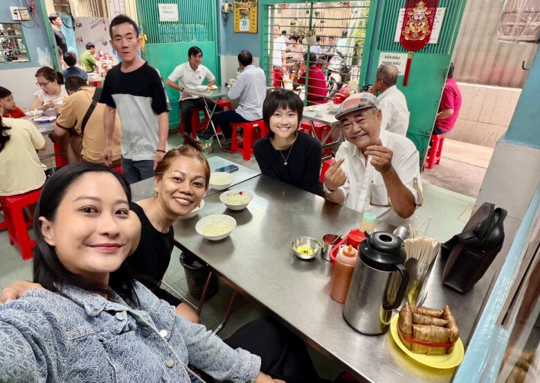 Vợ cũ và con gái riêng của NSND Việt Anh về Việt Nam, đi ăn thân thiết với Chân Chân.