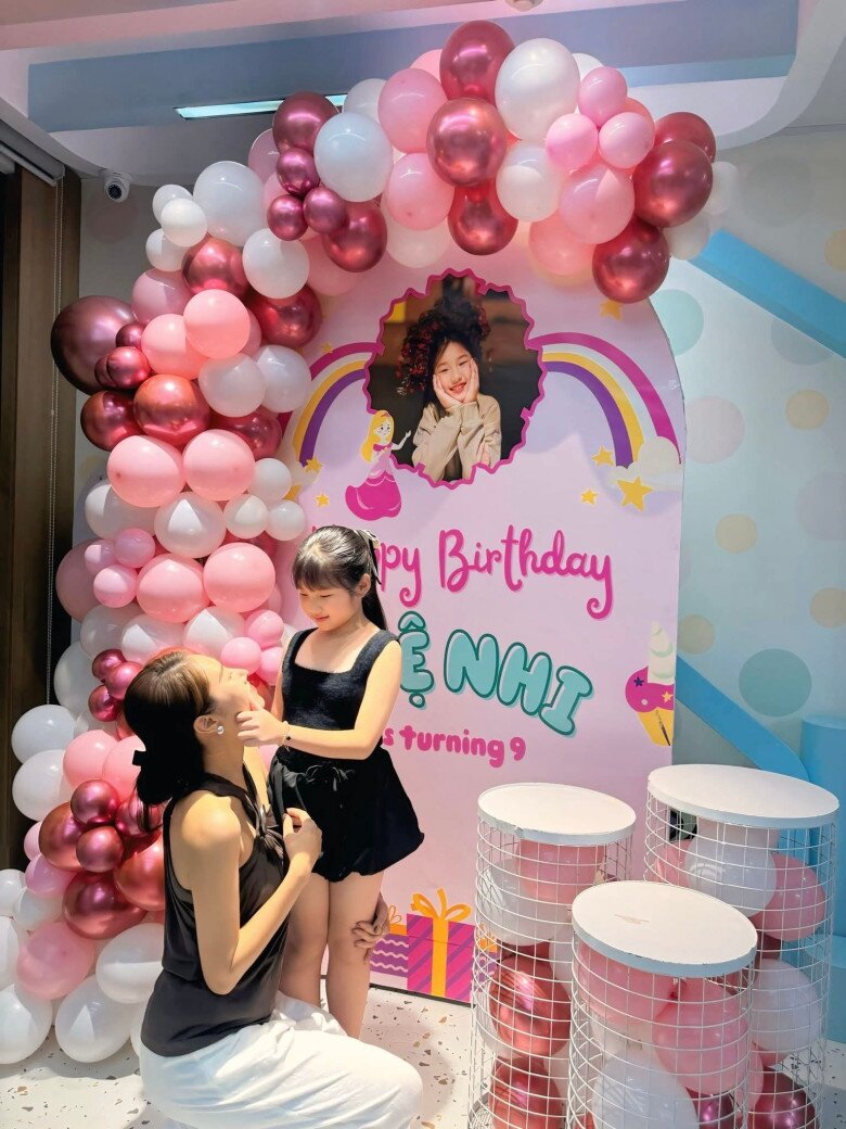 Tăng Khánh Chi từng trải qua đổ vỡ và có một cô con gái riêng năm nay 9 tuổi.