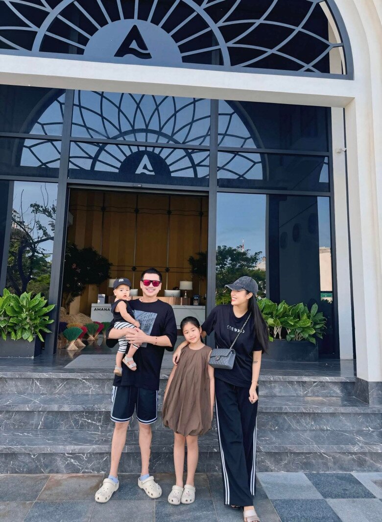 Quang Minh có cuộc sống hạnh phúc bên bạn gái kém 37 tuổi.