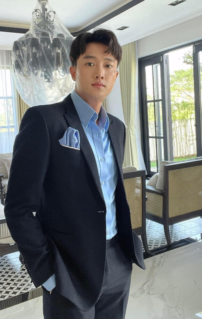 Quốc Trường có cuộc sống nghèo khó lúc nhỏ, sống quen với mùi hôi của rác.