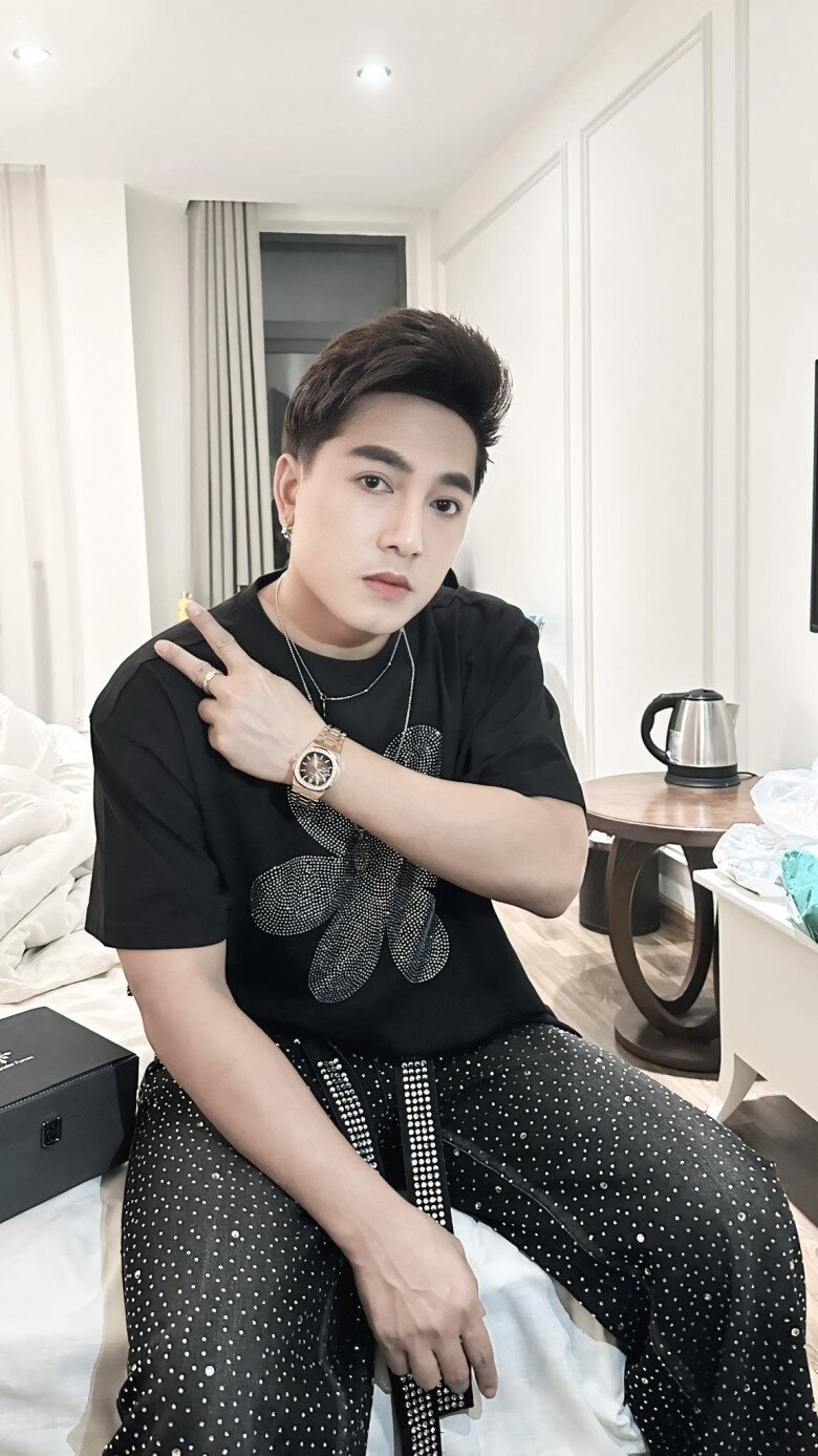 Thuở mới vào nghề, nam ca sĩ từng nhận được những lời mời nhạy cảm.