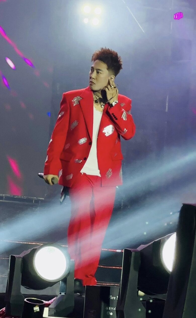 Châu Khải Phong được anh em kết nghĩa động viên theo đuổi con đường ca hát chuyên nghiệp.