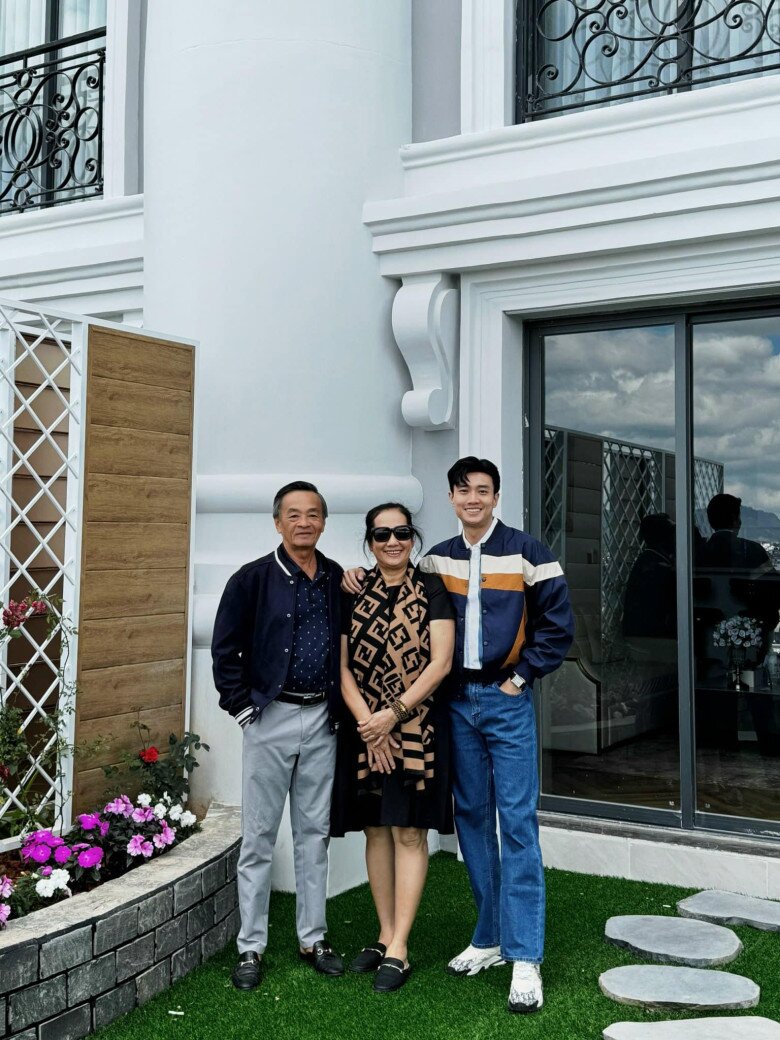 Nam diễn viên báo hiếu bố mẹ chu toàn khi có điều kiện tốt hơn.